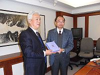 Prof. Henry Wong (right), Pro-Vice-Chancellor of CUHK receives a souvenirs from Prof. Tang Wei (left), Deputy Secretary of CPC Party of Beijing Normal University